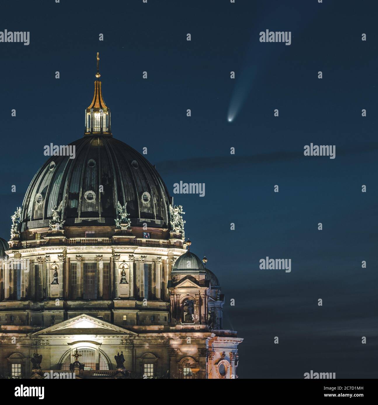 Neoswise Comet visibile nella città di Berlino sopra la Cattedrale di Berlino con cielo notturno illuminato. Astro foto durante la notte con le stelle. Capitale della Germania Foto Stock
