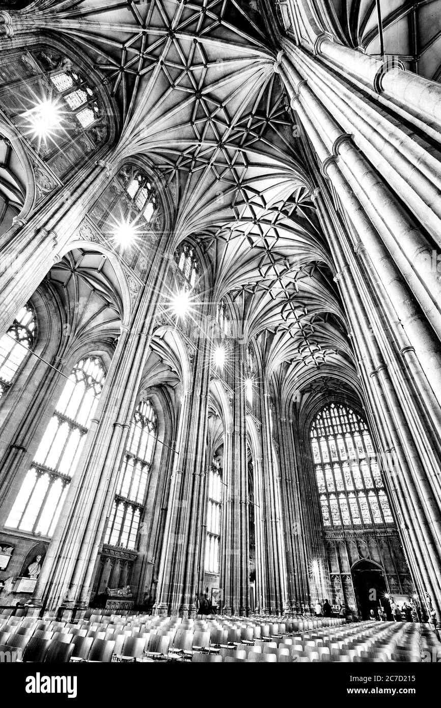 Vista interna della Cattedrale di Canterbury nella città medievale inglese di Canterbury a Kent, Inghilterra, Regno Unito Foto Stock