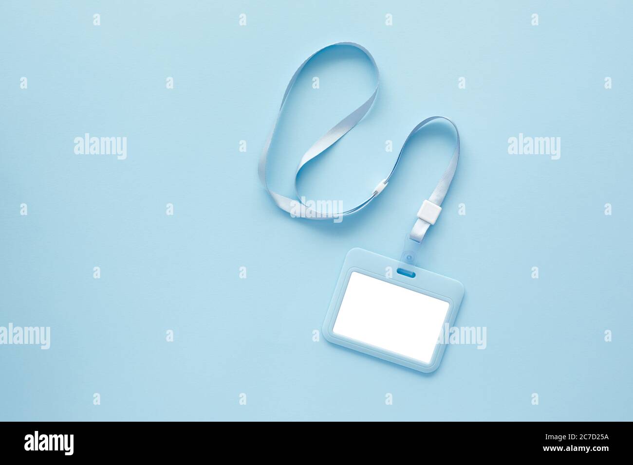 Mockup badge vuoto su sfondo blu. ID etichetta pass, identificazione in plastica. Design aziendale. Foto Stock