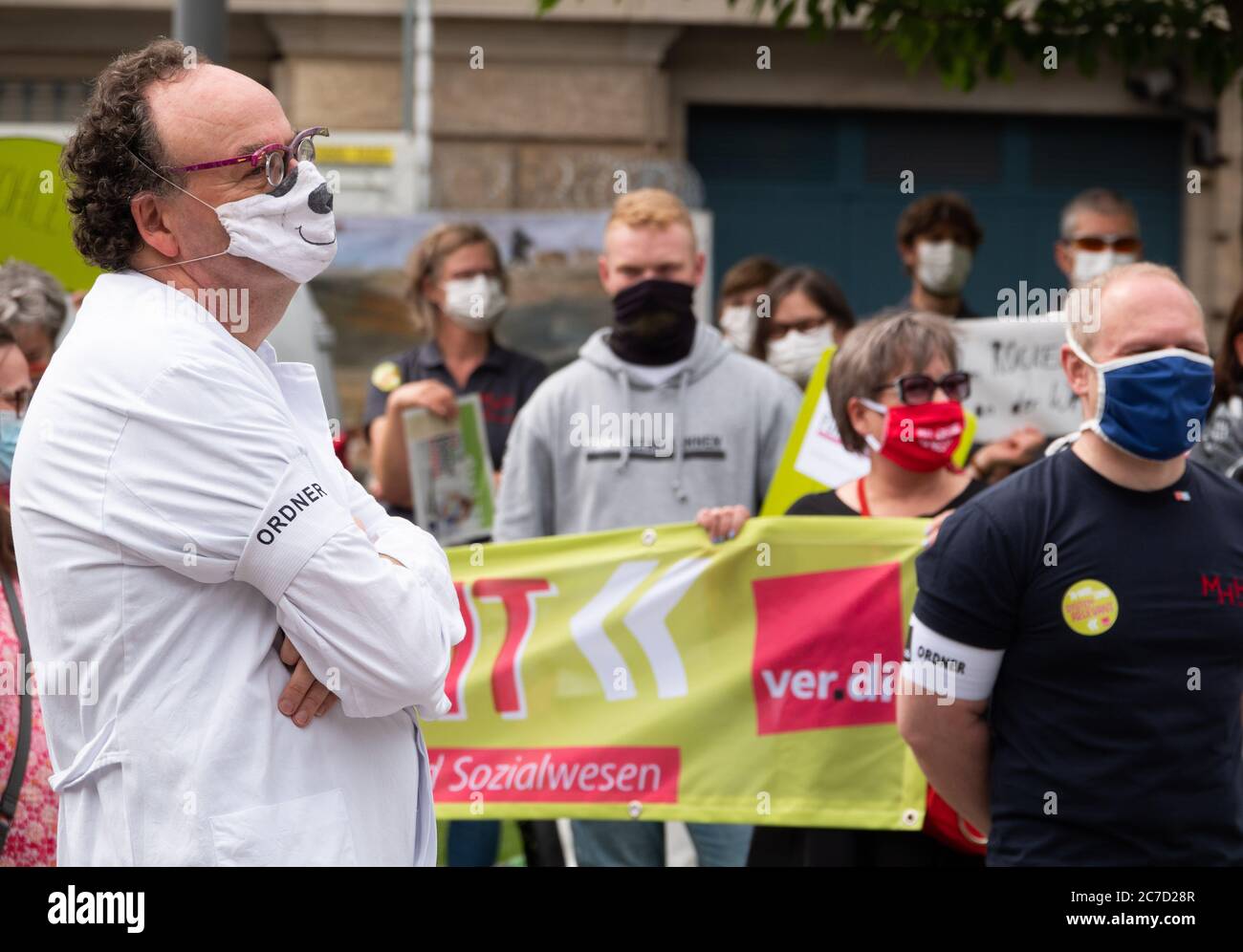 Hannover, Germania. 16 luglio 2020. Frank Dressler, reumatologo pediatrico presso la Scuola Medica di Hannover (MHH), si trova di fronte alla Cancelleria di Stato della bassa Sassonia durante un rally. I dipendenti della MHH hanno richiesto migliori condizioni di lavoro. Credit: Notizie dal vivo di Hilal Zcan/dpa/Alamy Foto Stock