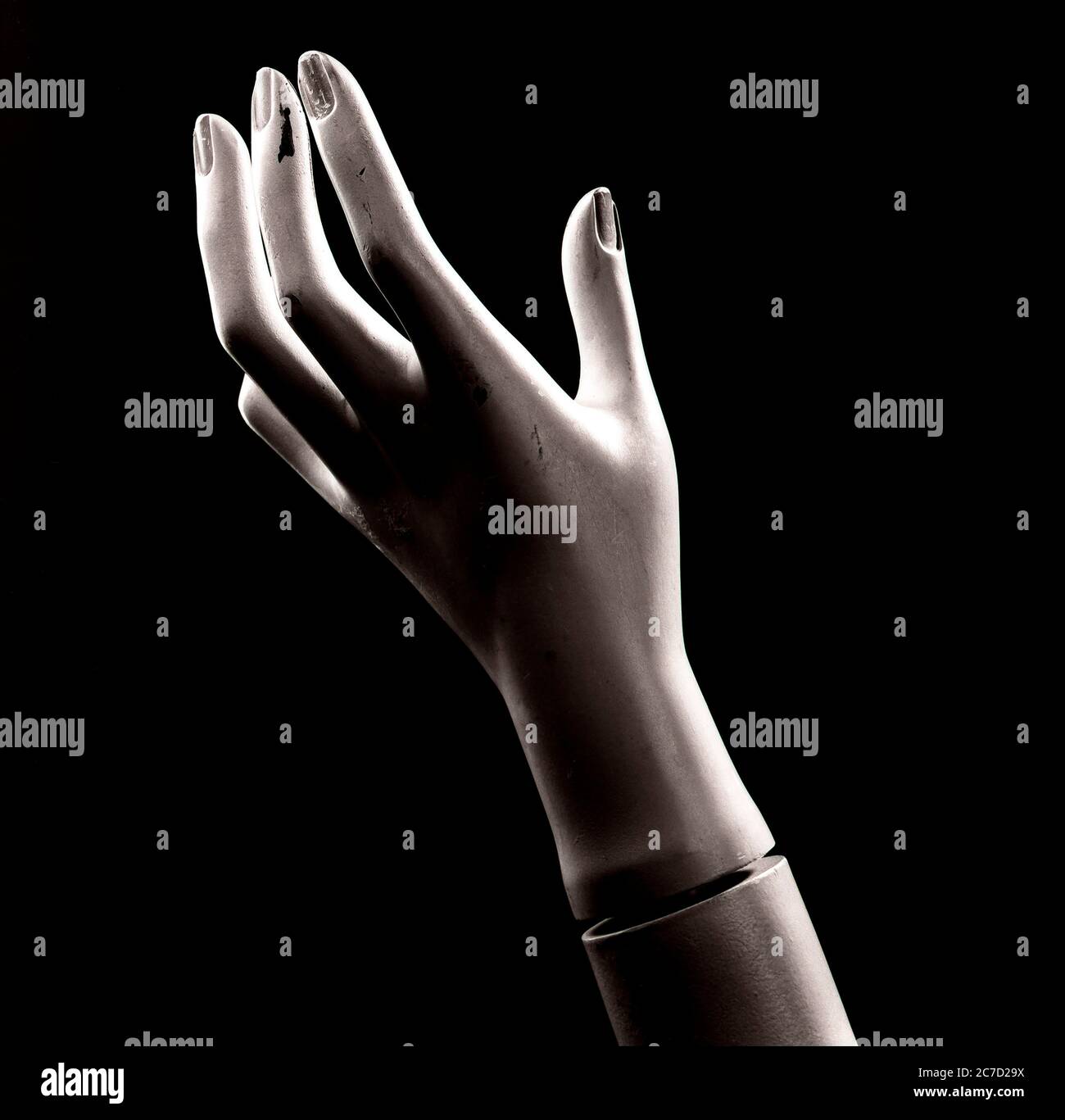 Primo piano di una mano manichino che si alza verso l'alto su uno sfondo nero che mostra dettagli ed eleganza nel design Foto Stock