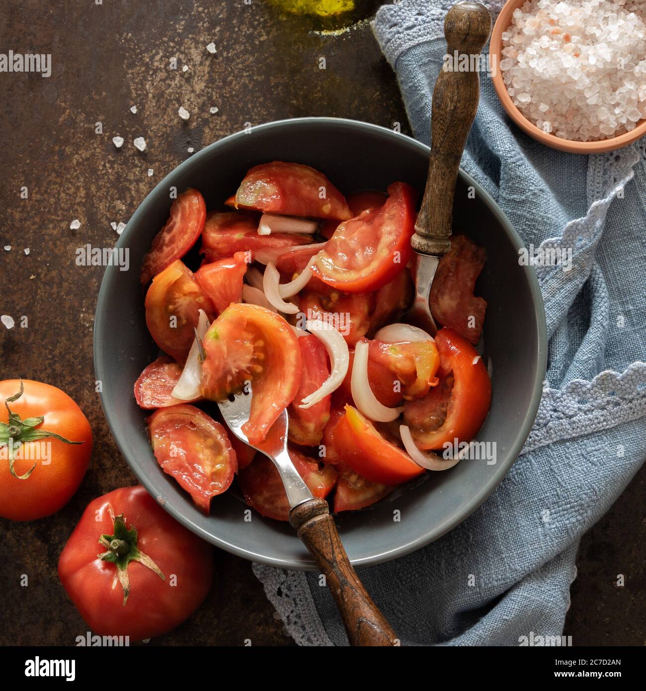 Insalata pronta con pomodori freschi da giardino, cibo fatto in casa in stile country Foto Stock