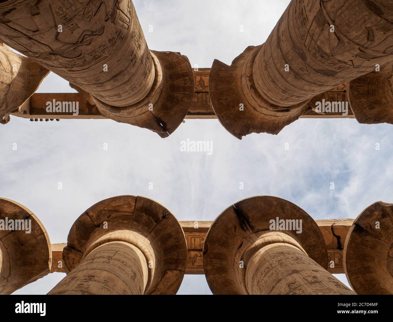 prospettiva unica della colonna sala nel tempio karnak a luxor Foto Stock