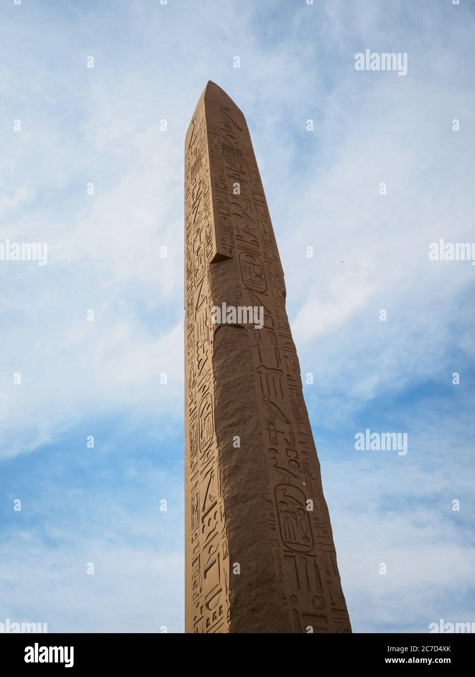 dettagli di un antico obelisco egiziano a luxor nel tempio di karnak Foto Stock