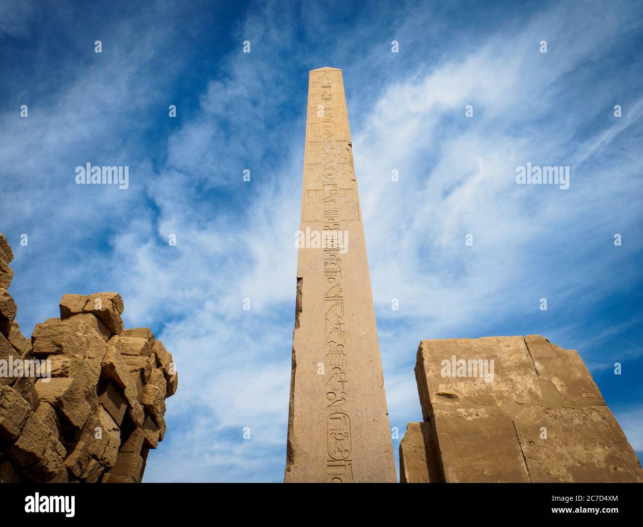 enorme antico obelisco egiziano nel tempio di karnak a luxor Foto Stock