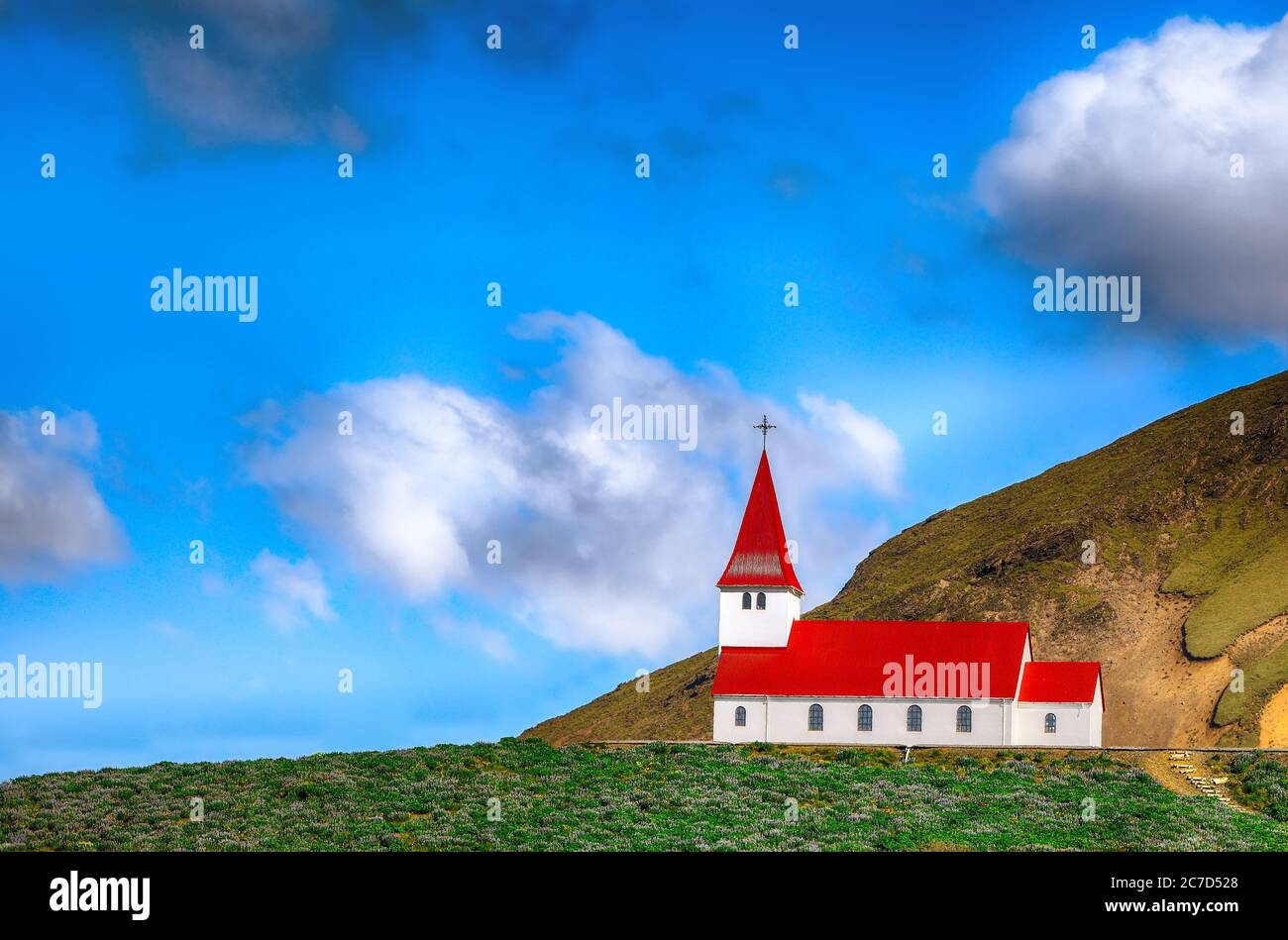 Splendida vista sulla chiesa cristiana di Vikurkirkja di fronte alla mouintaine. Immagine panoramica della più popolare destinazione turistica. Località: Vik villaggio in Myrda Foto Stock