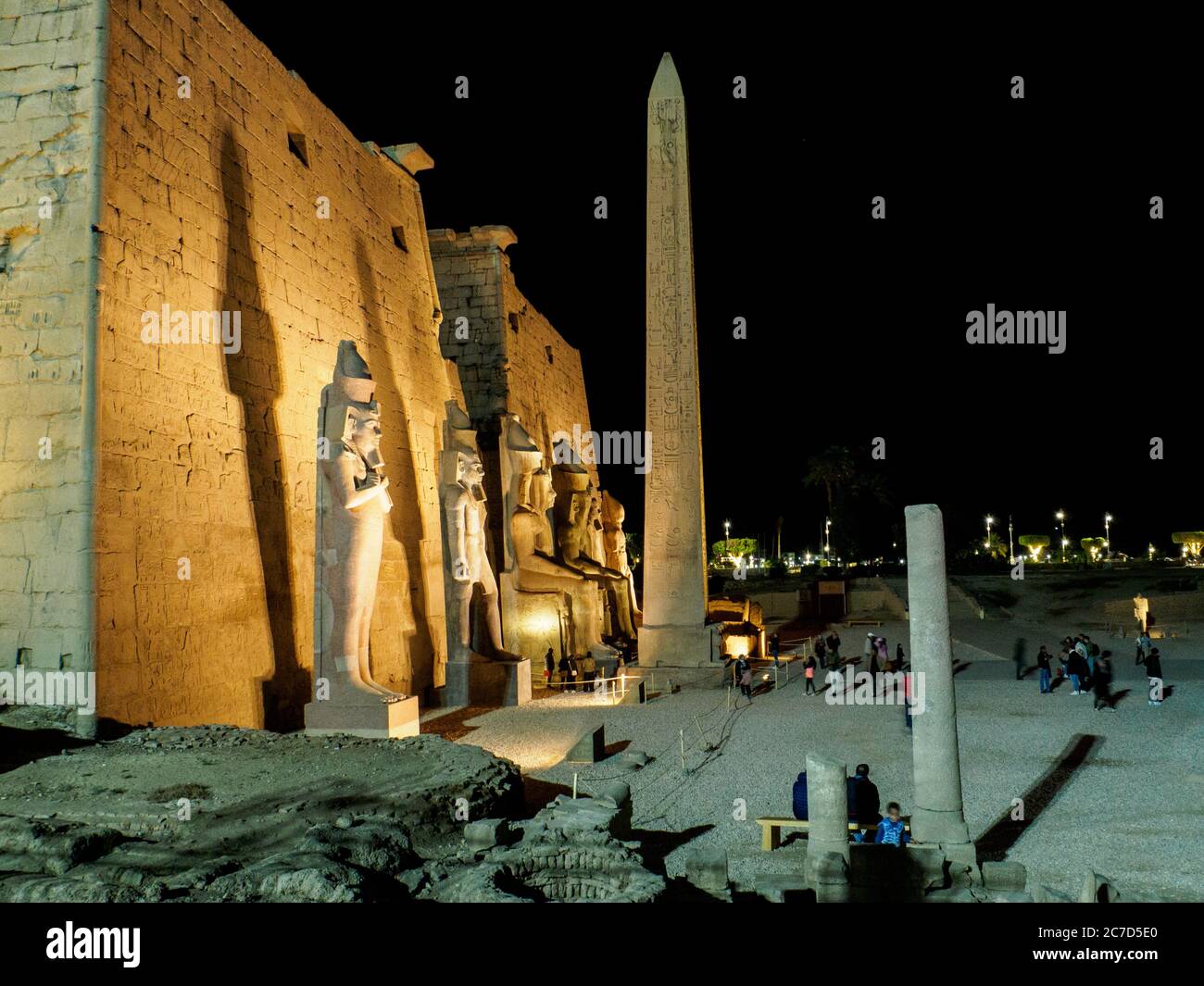 Di notte il pilone del tempio di luxor con le sue enormi statue è illuminato Foto Stock