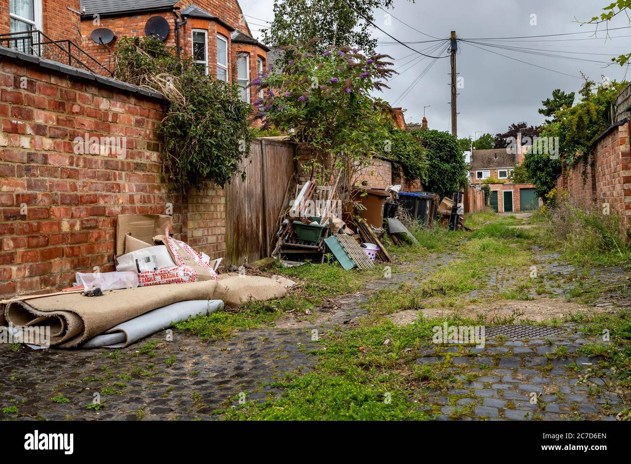 Vicoli sporchi e non adatti tra proprietà residenziali nell'area di Abington a Northampton, Inghilterra, Regno Unito. Foto Stock