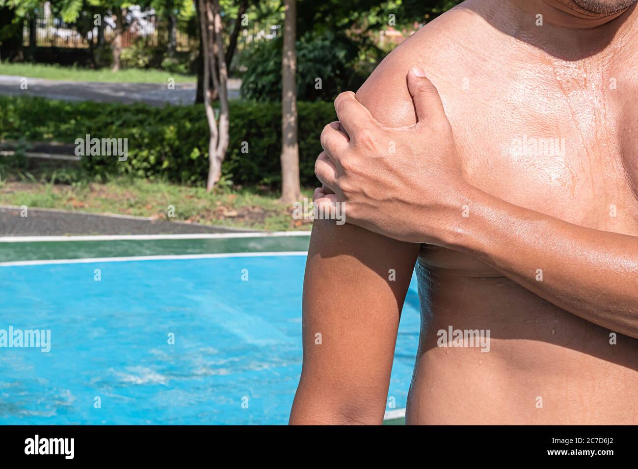 La mano afferra il braccio che la infiammazione da uno sport di pregiudizio. Foto Stock