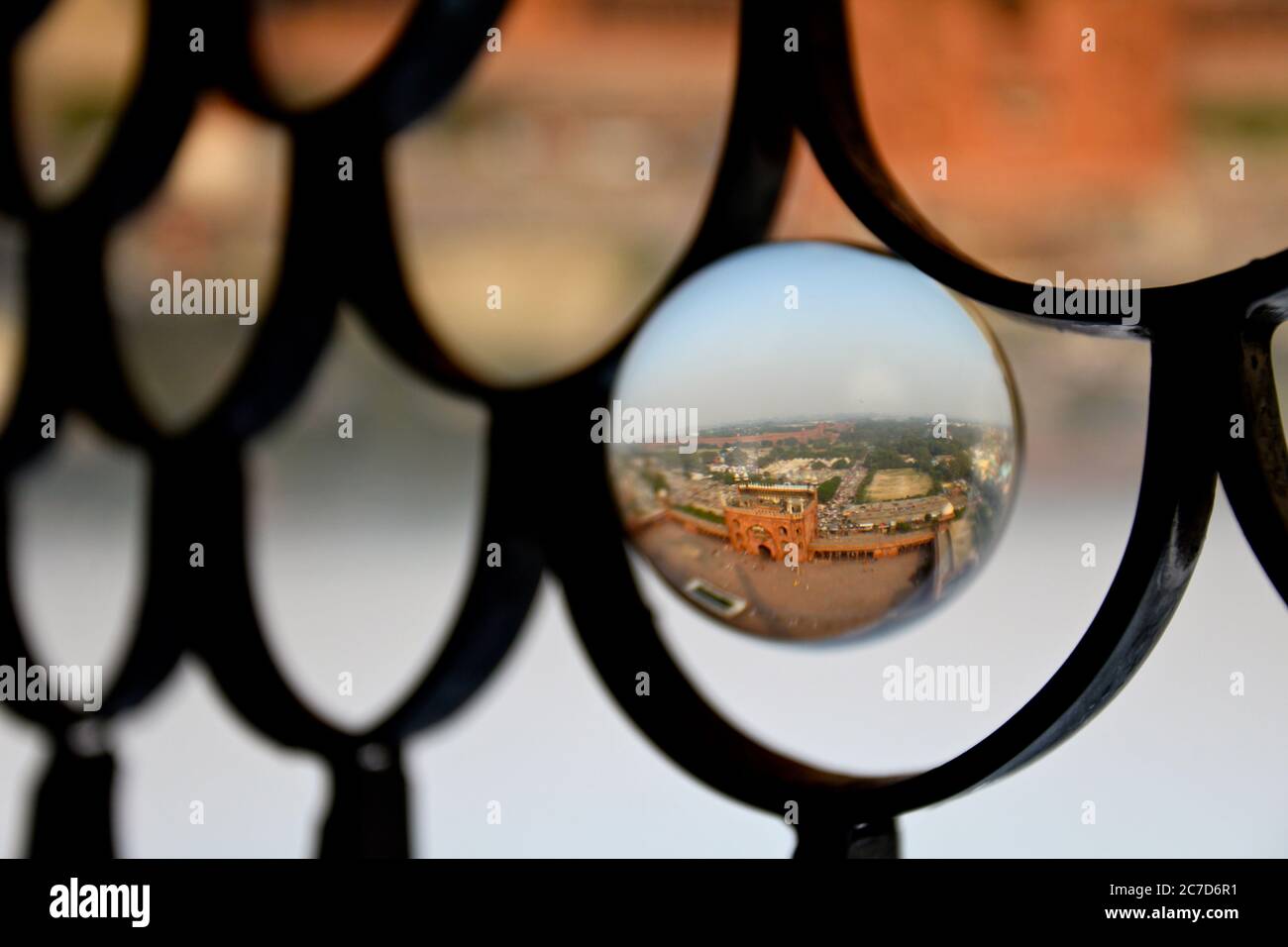 Primo piano del forte rosso nella città vecchia di Delhi, India in una palla di vetro Foto Stock