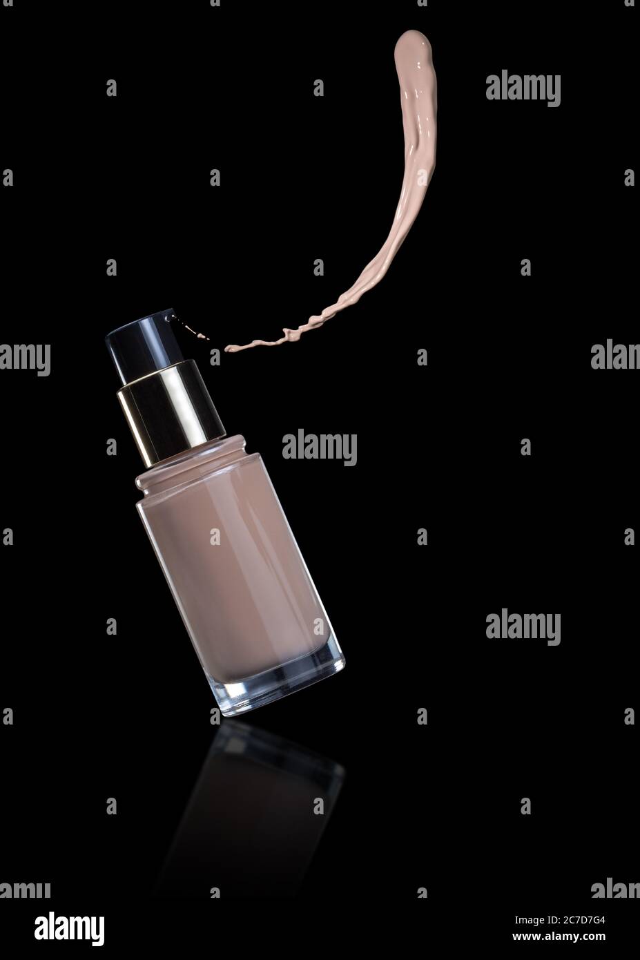 fondazione liquida spruzzata da una bottiglia isolata su sfondo nero Foto Stock