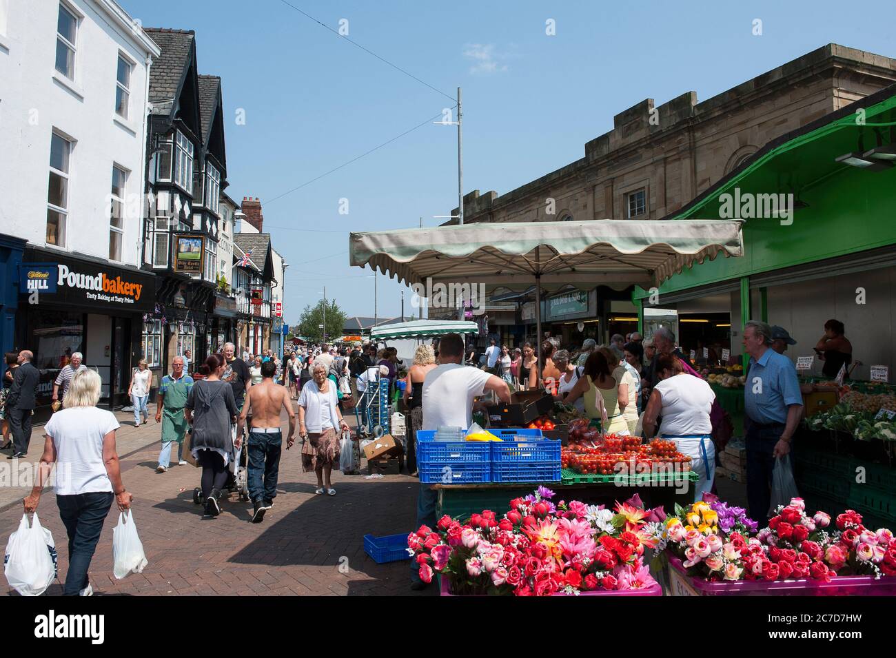 La gente che acquista in un mercato di strada nel centro di Doncaster, Yorkshire, Inghilterra. Foto Stock