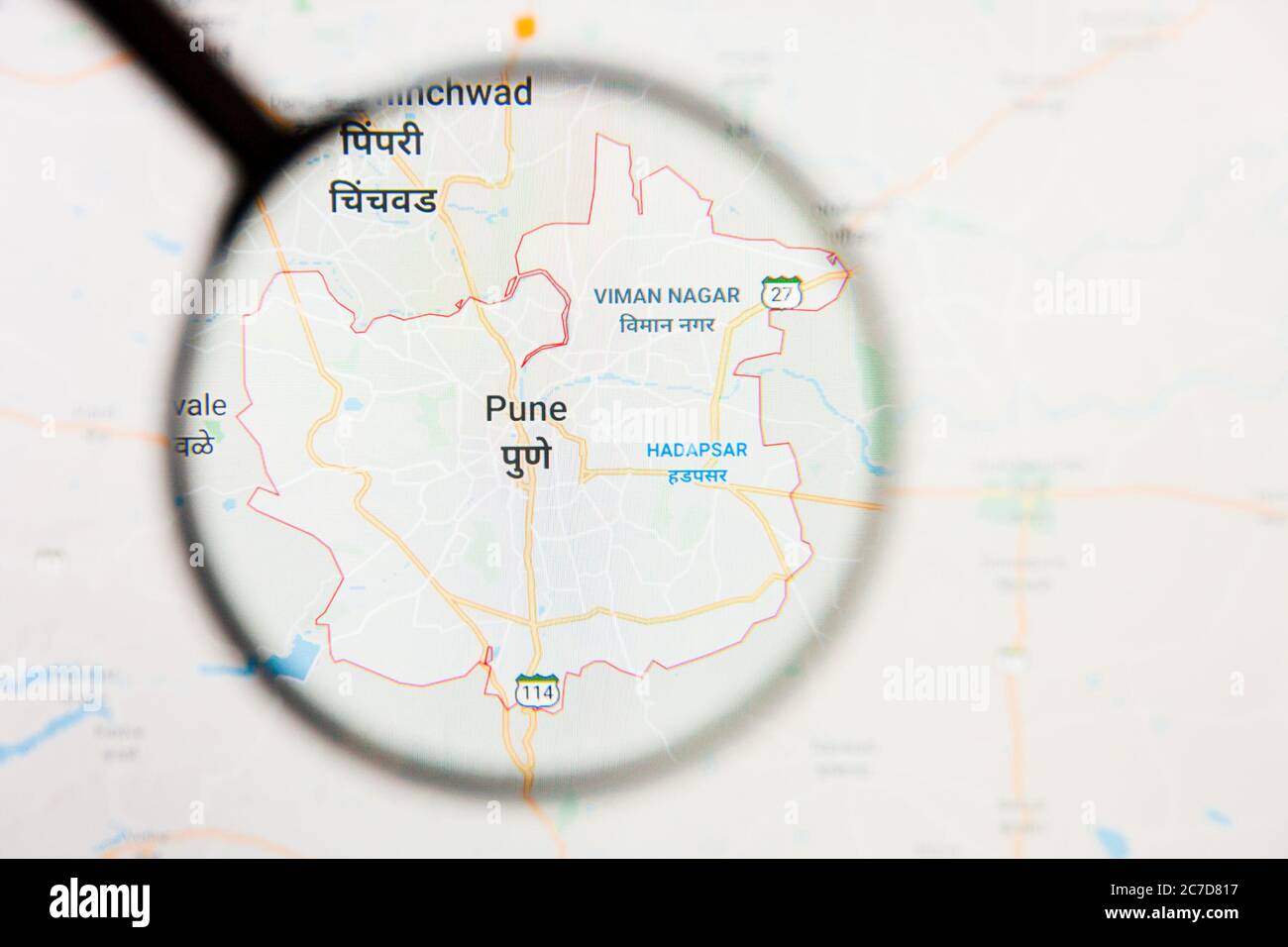 Visualizzazione della città Pune concetto illustrativo sullo schermo attraverso la lente di ingrandimento Foto Stock