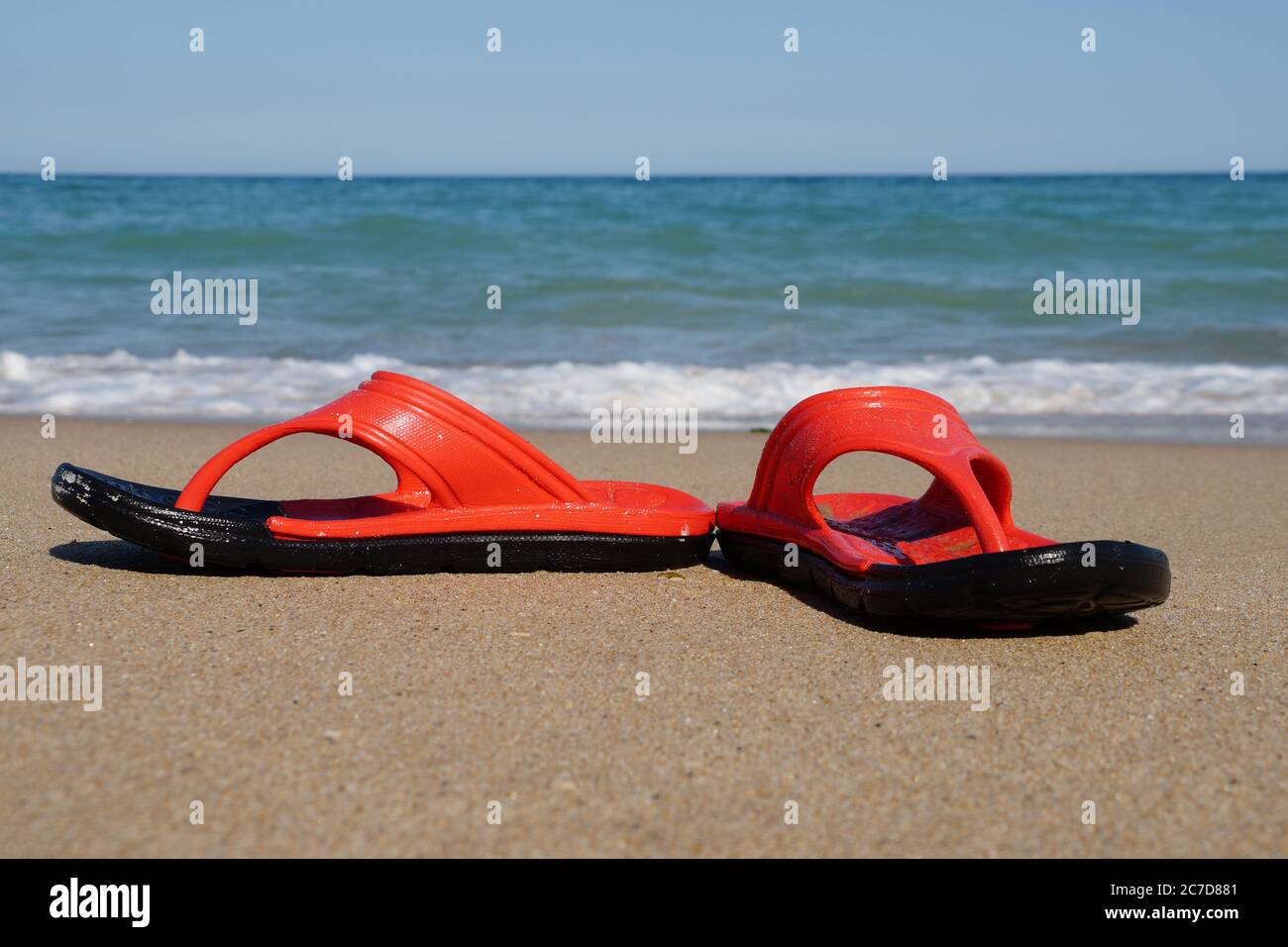 spiaggia ardesia da vicino sulla sabbia sullo sfondo dell'orizzonte del mare Foto Stock