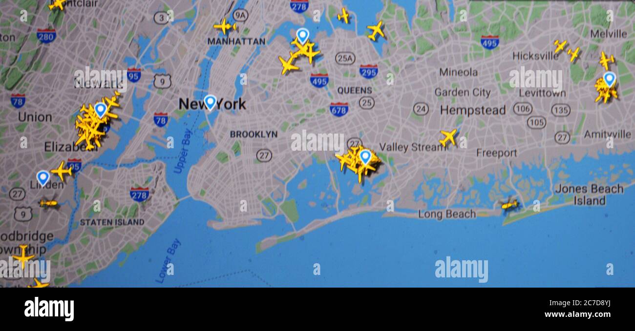 Spazio aereo su New York, USA (16 luglio 2020, UTC 14.43) su Internet con il sito Flightradar 24, durante il periodo di Pandemic di Coronavirus Foto Stock