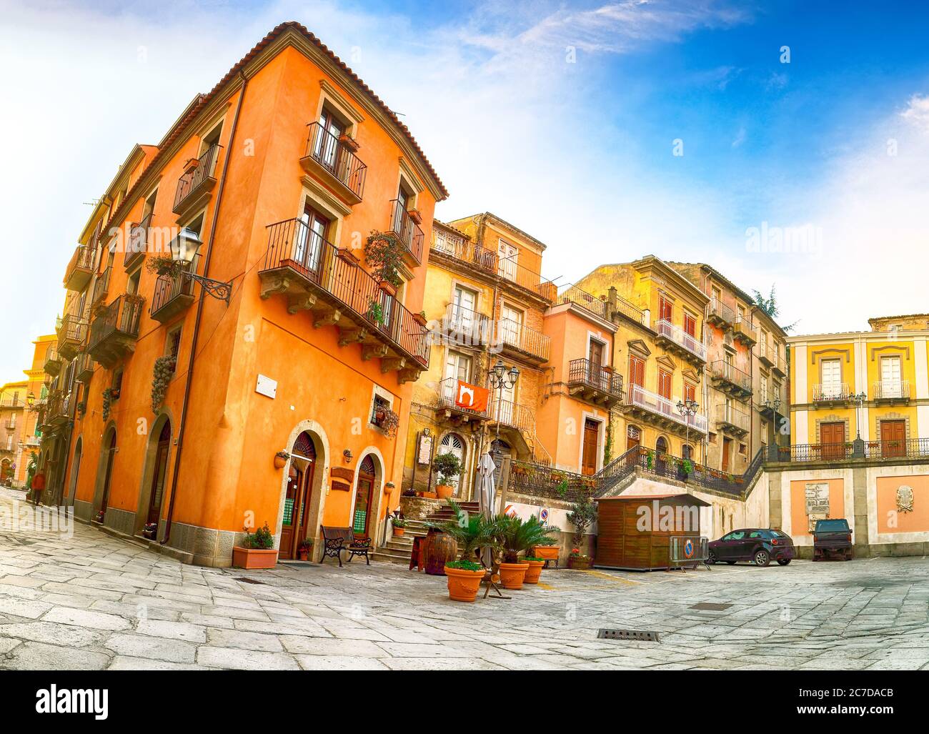 Panorama della piazza centrale del villaggio di montagna Novara di Sicilia, Sicilia, Italia Foto Stock