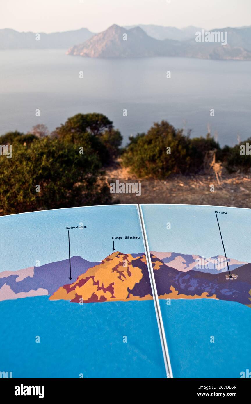 Vista di Les Calanches, Capo Senino e del Golfo di Porto, vista dalla città di piana, sulla costa occidentale dell'isola di Corsica, Francia. Foto Stock