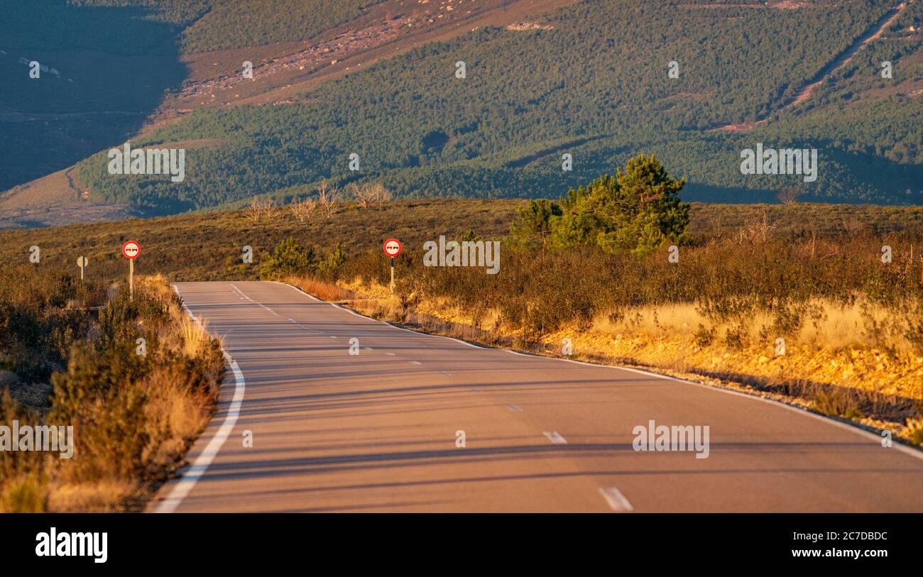 Strada in campagna senza cartelli di sorpasso e senza auto Foto Stock