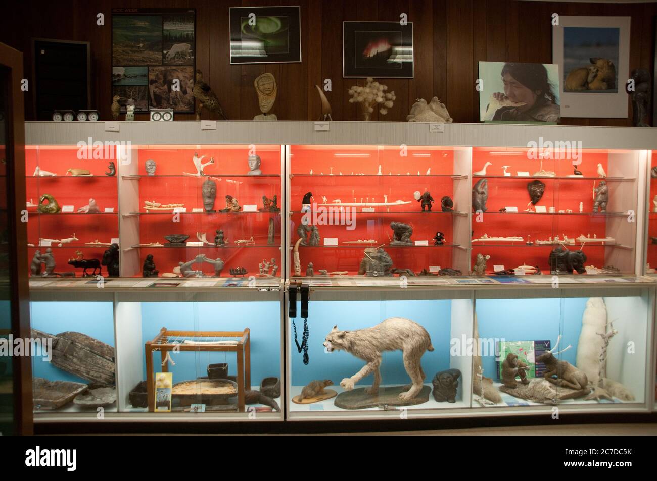 Una mostra di incisioni e arte indigene e inuit al Museo Itsanitaq, a Churchill, Manitoba, Canada. Foto Stock