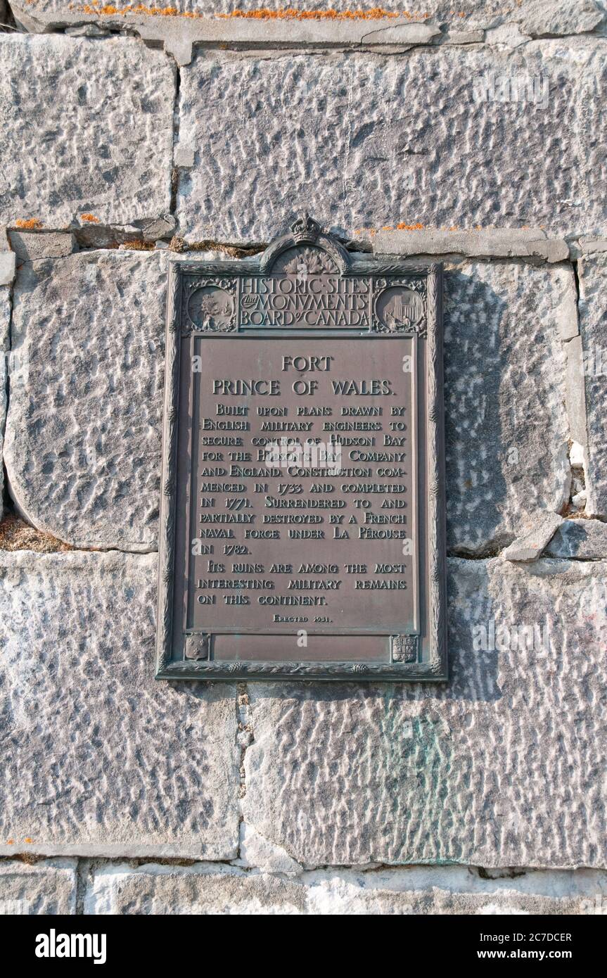 La targa con il cartello e l'ingresso al Forte del Principe di Galles e all'antico avamposto del bastione della Hudson's Bay Company, vicino alla città di Churchill, Manitoba, Canada. Foto Stock