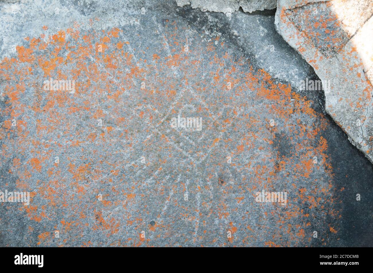 La piazza e le compassini simbolo dei massoni incisi su un muro al Forte del Principe di Galles di Hudson Bay Comapny, a Churchill, Manitoba, Canada. Foto Stock