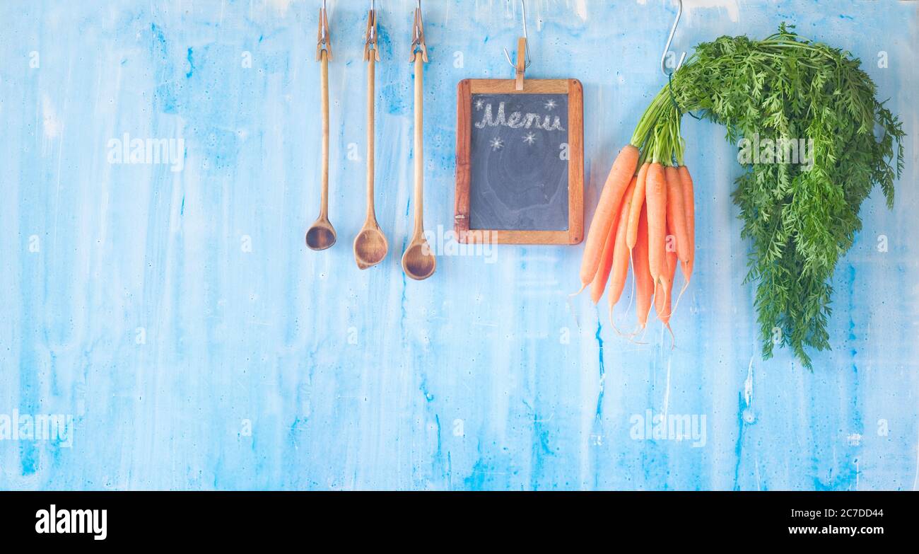 carote, utensili da cucina, lavagna per menu, spazio copia gratuito per la nutrizione sana Foto Stock