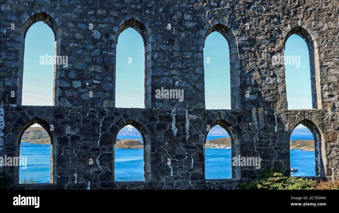 Oban Bay attraverso le vecchie aperture ad arco Foto Stock