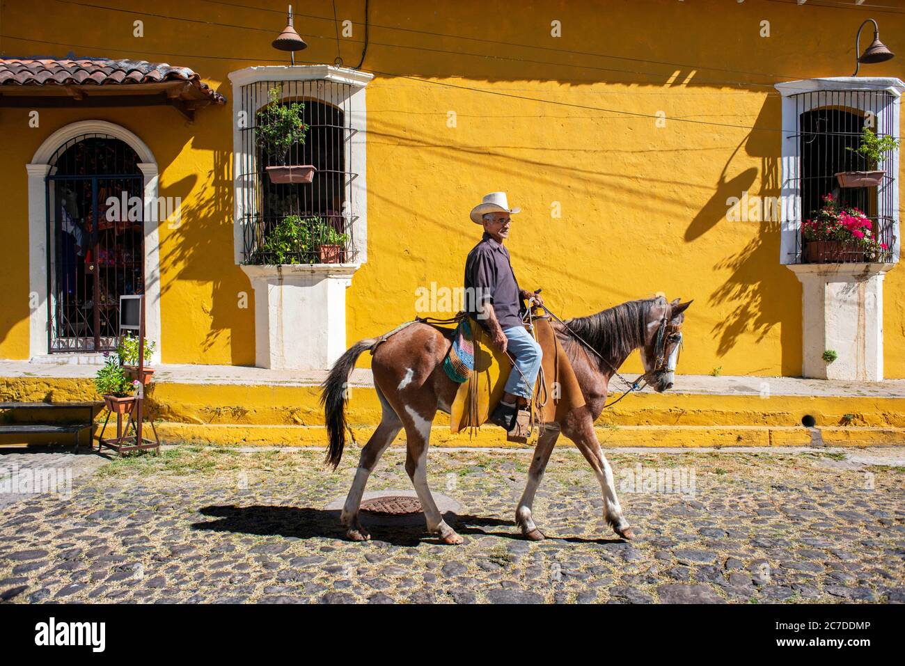 Cowboy e colorata architettura della città di Suchitoto. Suchitoto, Cuscatlan, El Salvador America Centrale Foto Stock