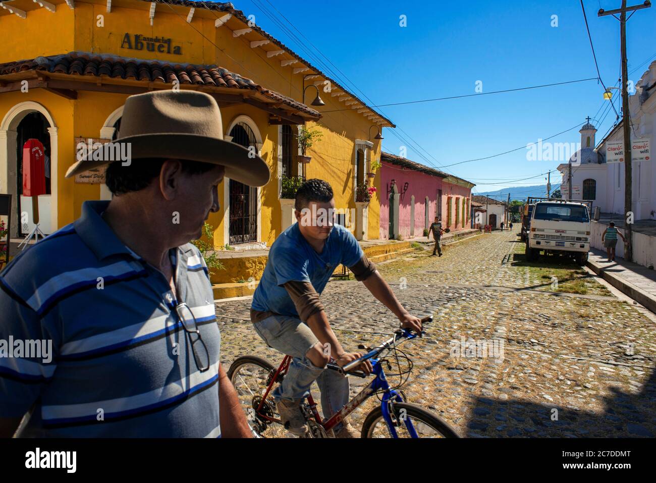 Architettura colorata di Suchitoto. Suchitoto, Cuscatlan, El Salvador America Centrale Foto Stock