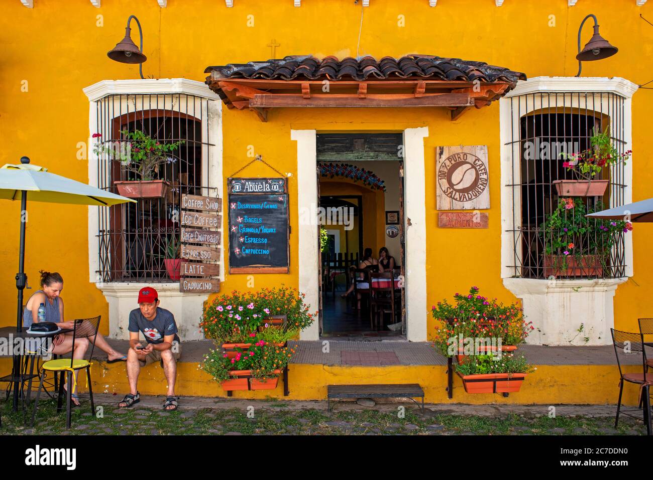 Ristorante Casa de la abuela e colorata architettura di Suchitoto. Suchitoto, Cuscatlan, El Salvador America Centrale Foto Stock