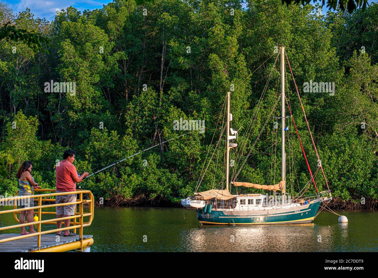 Pescatori e barca a vela a Puerto Barillas nella baia di Jiquilisco nel Golfo di Fonseca Oceano Pacifico El Salvador America Centrale. Puerto Barillas è un beau Foto Stock