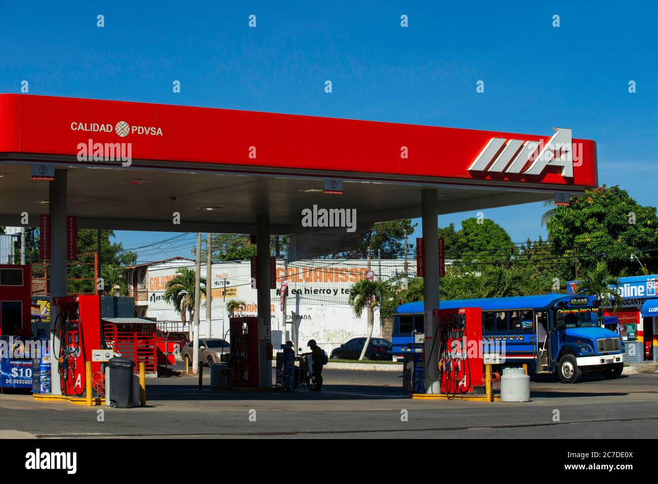 Distributore di benzina a Chalchuapa El Salvador America Centrale. Stazione di servizio benzina PDVSA dal Venezuela. Petróleos de Venezuela Sociedad Anó Foto Stock