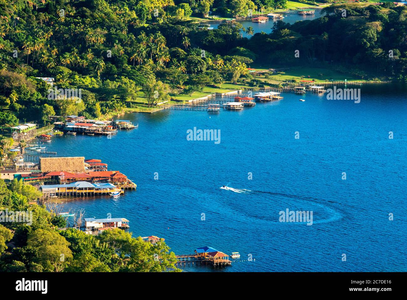 Lago De Coatepeque, lago Coatepeque, Crater Lake, El Salvador, Dipartimento di Santa Ana Cenral America. Lago Coatepeque o Lago de Coatepeque è una lar Foto Stock