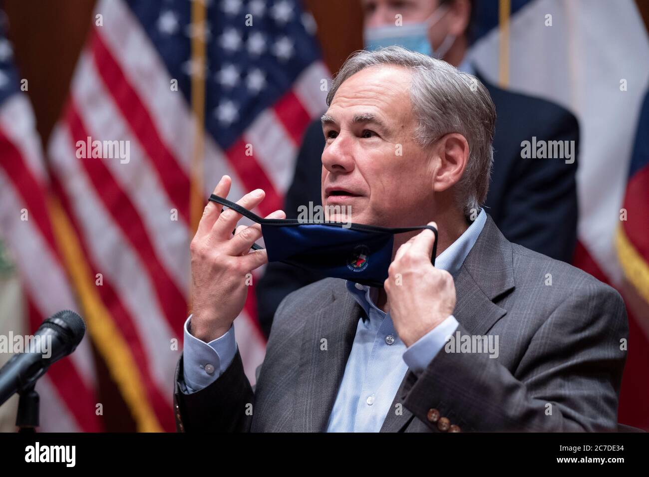 Austin Texas USA 16 luglio 2020: Il governatore Greg Abbott mette su una maschera dopo aver parlato ad una conferenza stampa al Campidoglio del Texas. Abbott ha esaminato la risposta dello stato alla crescente pandemia di casi e all'aumento dei decessi in Texas. Credit: Bob Daemmrich/Alamy Live News Foto Stock