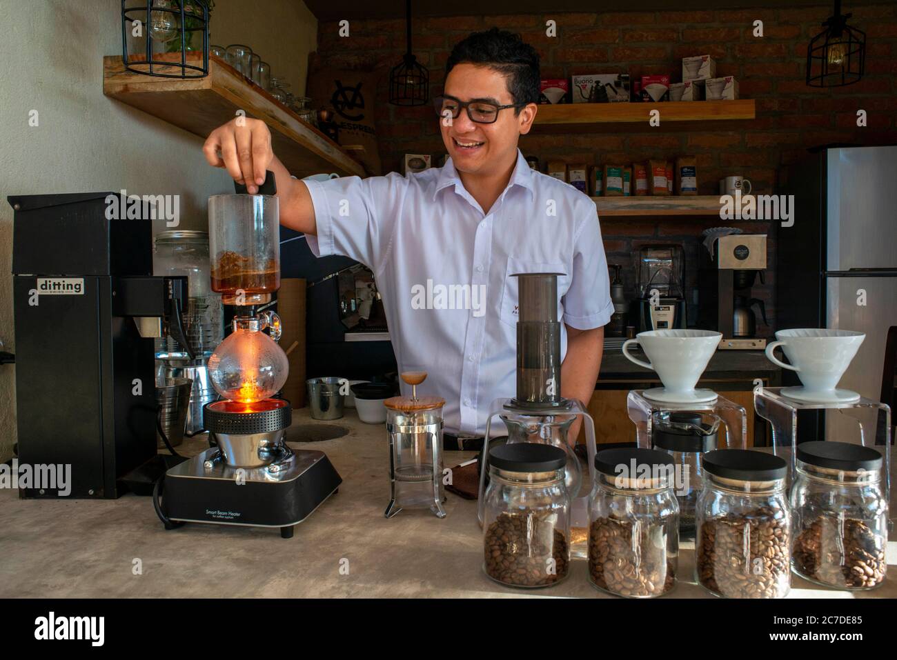 Viva espresso Tasting caffè nella macchina per caffè a sifone. El Carmen state Organic Coffee brand piantagioni e distribuzione in Concepción de Ataco El SA Foto Stock