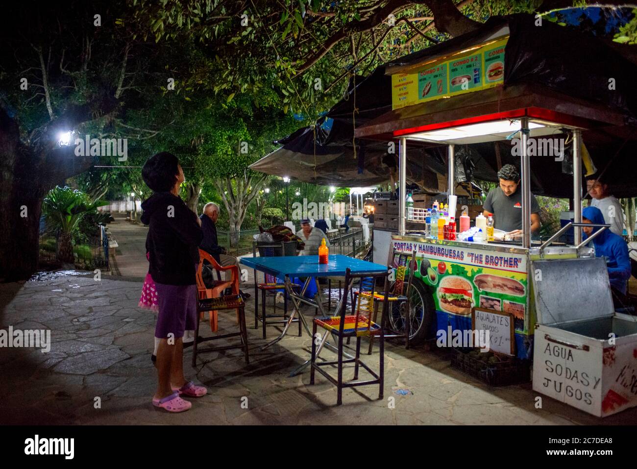 Cibo locale nel parco centrale di Concepcion de Ataco Ahuachapán dipartimento El Salvador America Centrale. Ruta De Las Flores, Dipartimento di Ahuachapan Foto Stock Cibo locale nel parco centrale di Concepcion de Ataco Ahuachapán dipartimento El Salvador America Centrale. Ruta De Las Flores, Dipartimento di Ahuachapan Foto Stock