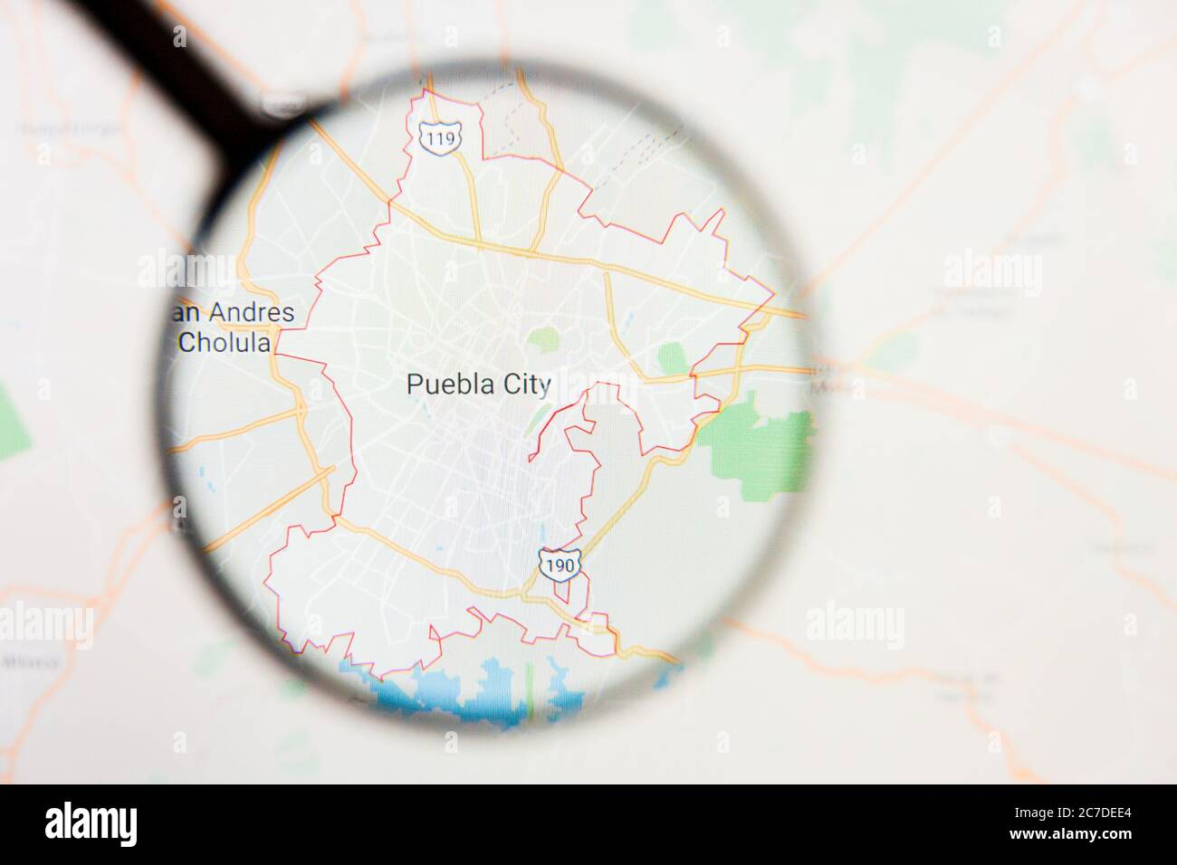 Puebla, Messico città visualizzazione concetto illustrativo sullo schermo attraverso lente di ingrandimento Foto Stock