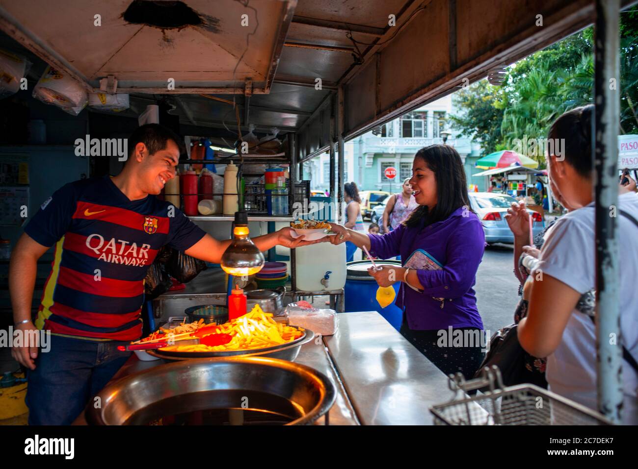 Cibo tipico in un chiosco nel parco Libertad nel dipartimento di Santa Ana di Santa Ana El Salvador America Centrale. Foto Stock