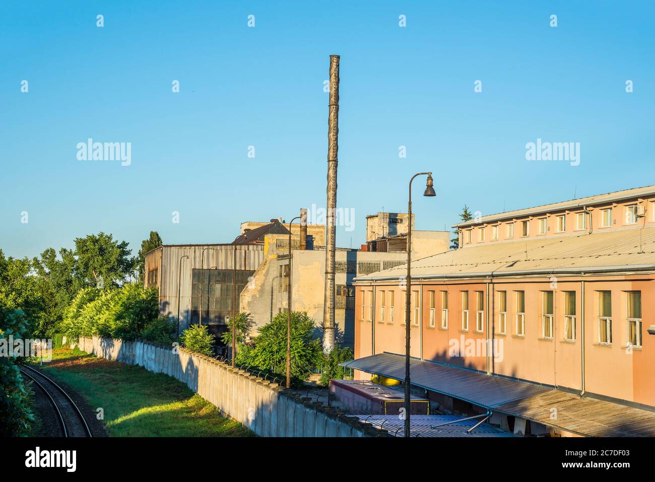 Inquinamento atmosferico da vecchia fabbrica. Concetto di ambiente pulito Foto Stock