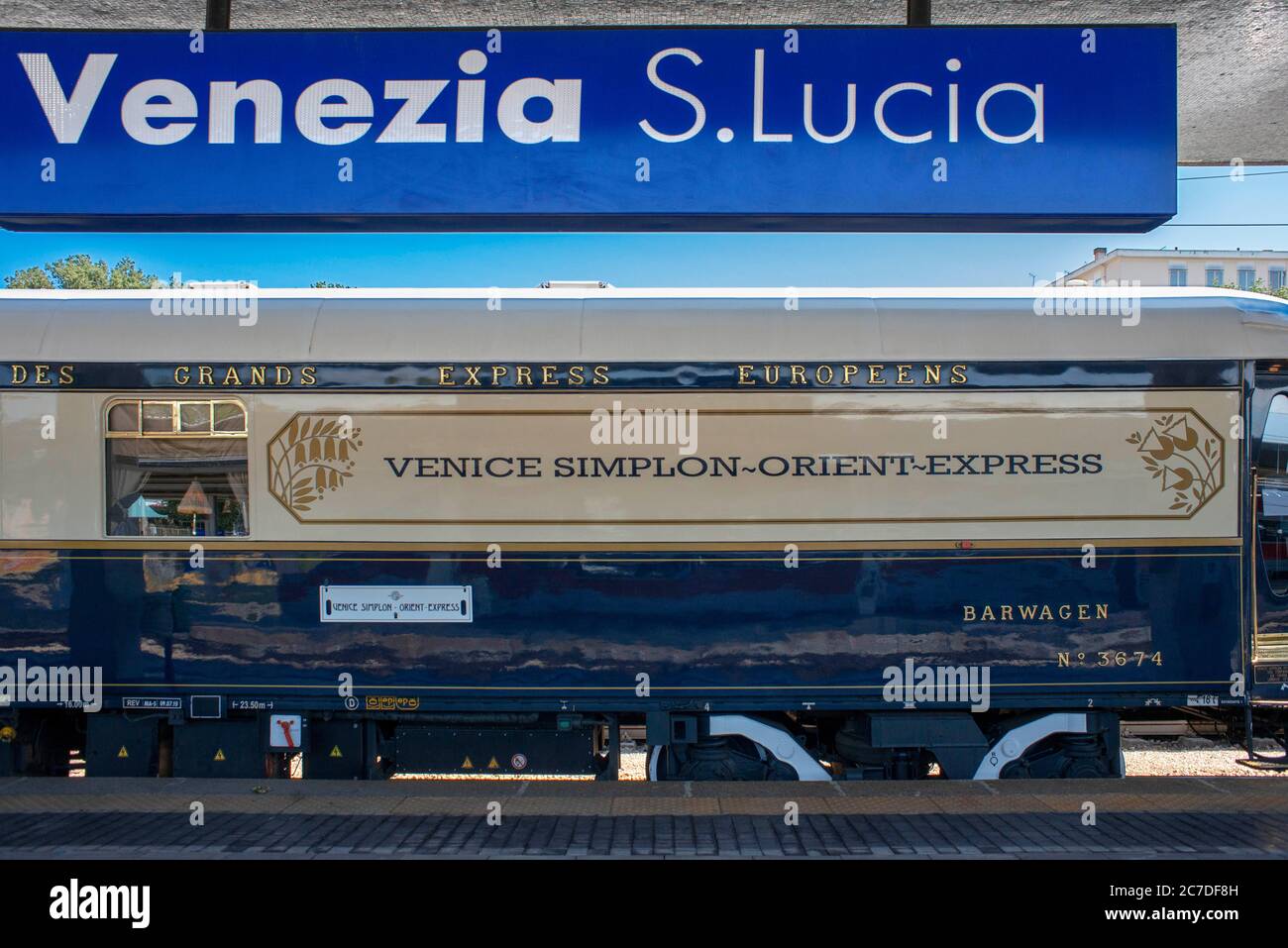 Belmond Venice Simplon Orient Express il treno di lusso è stato fermandosi alla stazione ferroviaria di Venezia Santa Lucia, la stazione ferroviaria centrale di Venezia. un ic Foto Stock