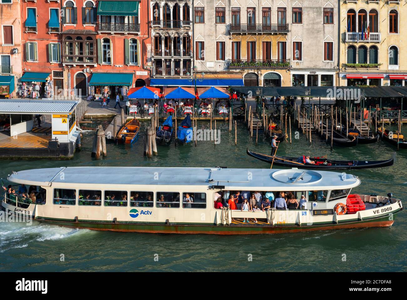 Vaporetti gondole, con turisti, sul Canal Grande, vicino alla Fondamenta del Vin, Venezia, UNESCO, Veneto, Italia, Europa Foto Stock