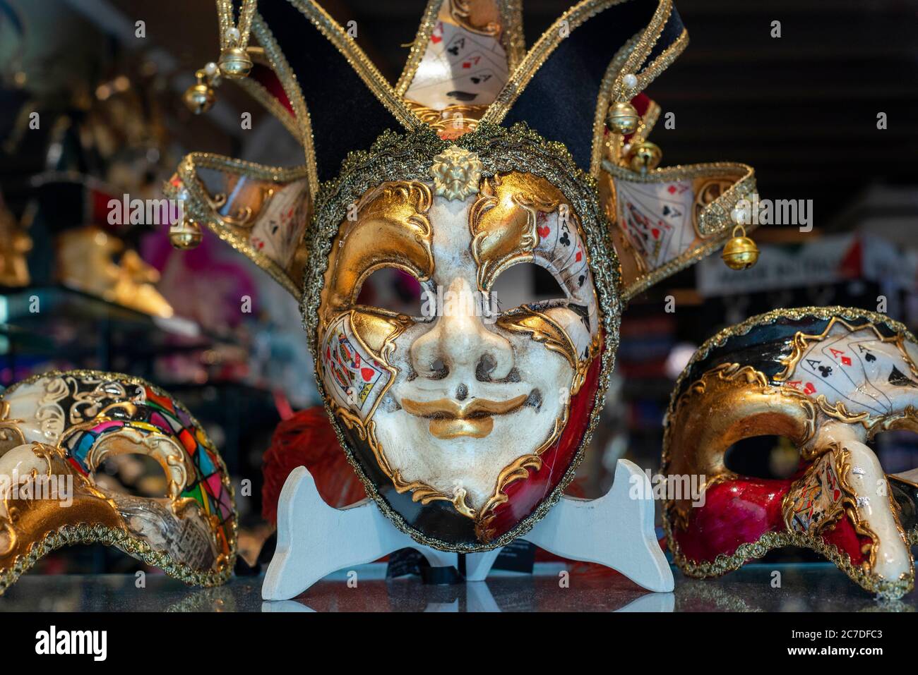 Maschera carnevale ornata tra piume colorate a Venezia, Italia. In vendita a Bardolino Lago di Garda VE una mostra di maschere a palla Masquerade e maschere Veneziane Foto Stock