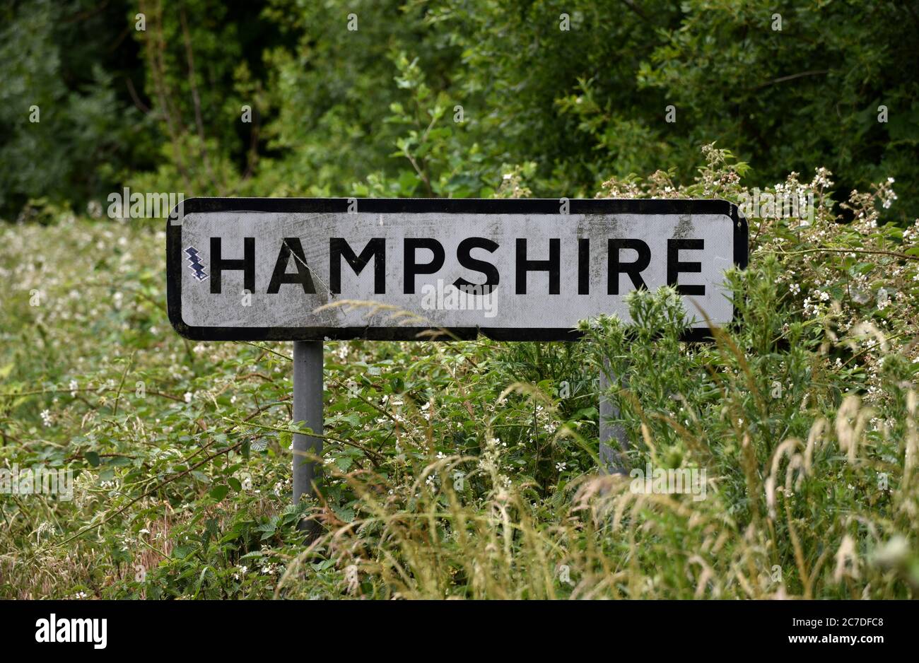 Un cartello per la Contea di Hampshire sul lato Della strada vicino a Darby Green dove la strada lascia Berkshire Foto Stock