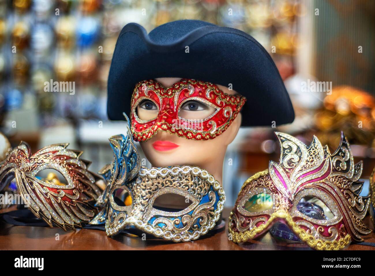 Maschera carnevale ornata tra piume colorate a Venezia, Italia. In vendita a Bardolino Lago di Garda VE una mostra di maschere a palla Masquerade e maschere Veneziane Foto Stock