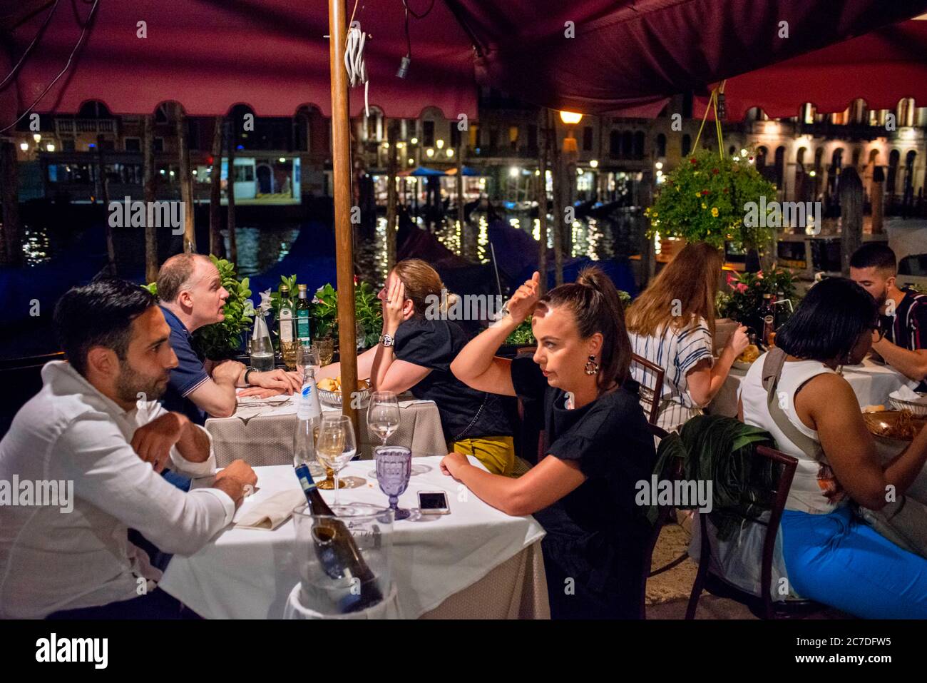 Ristorante Terrazza Sommariva vicino al ponte di Rialto. Gondole, con turisti, sul Canal Grande, accanto alla Fondamenta del Vin, Venezia, UNESCO, Vene Foto Stock