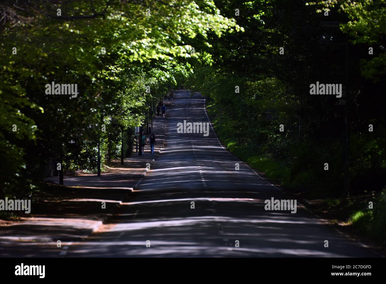 Camberley, Surrey, UK - 2 maggio 2020: Continua in Inghilterra una strada vuota come il primo blocco Covid-19 del 2020 Foto Stock