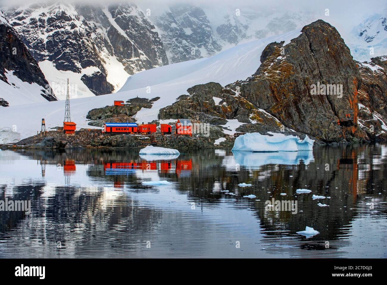 Stazione marrone Almirante base estiva argentina nella Penisola Antartica regioni polari Antartide, Antartide, Paradise Harbor aka Paradise Bay. Conf Foto Stock