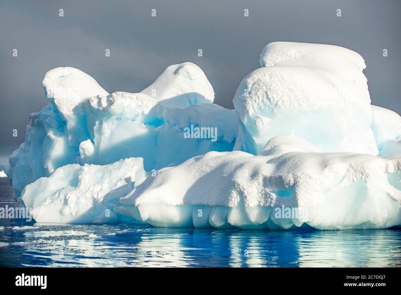 Big iceberg nel paesaggio della Baia di Wilhelmina al sole in Antartide, regioni polari settimo continente. Foto Stock