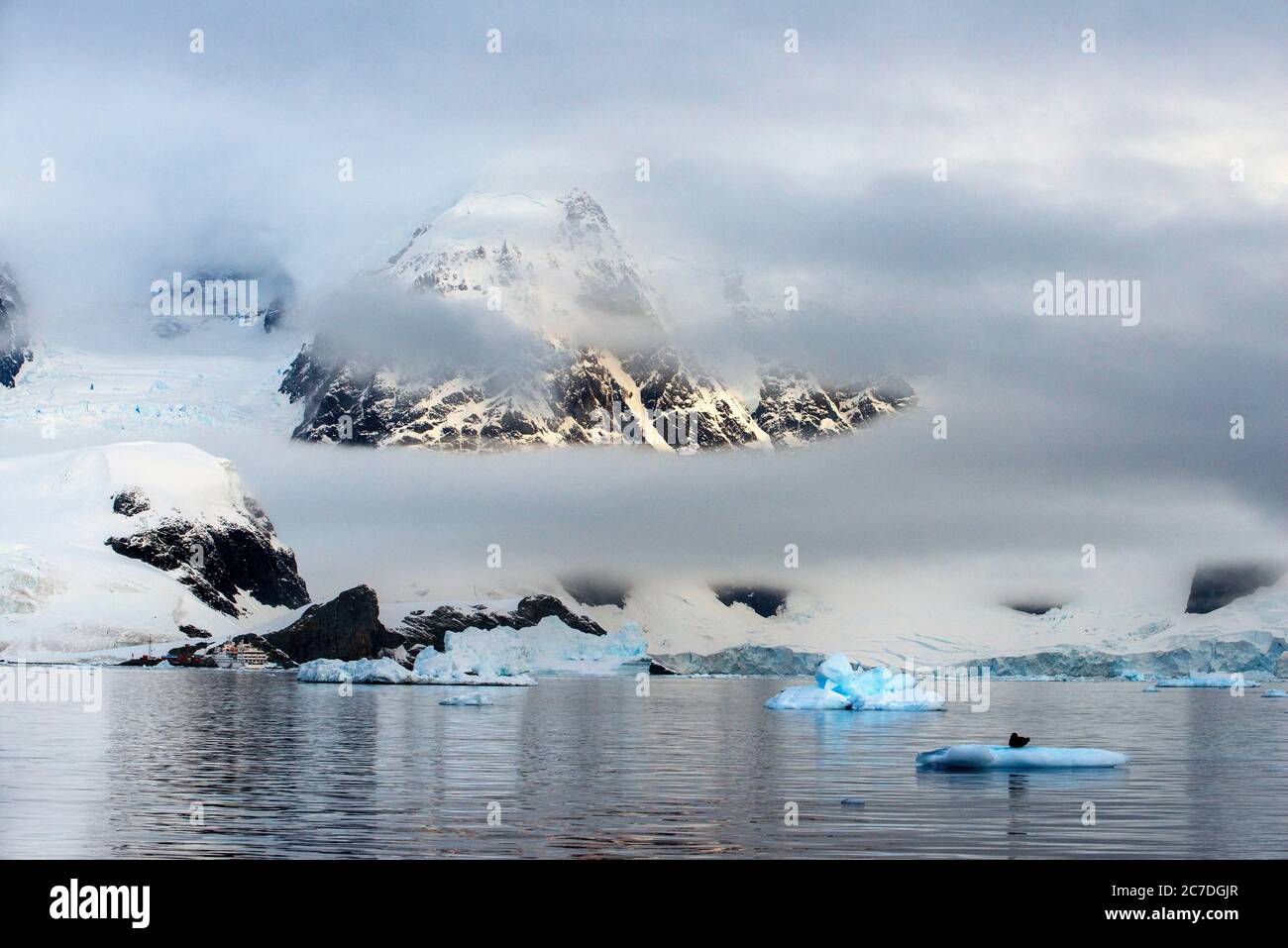 Paesaggio vicino stazione marrone Almirante base estiva argentina nella Penisola Antartica regioni polari Antartide, Antartide, Paradise Harbour aka P. Foto Stock