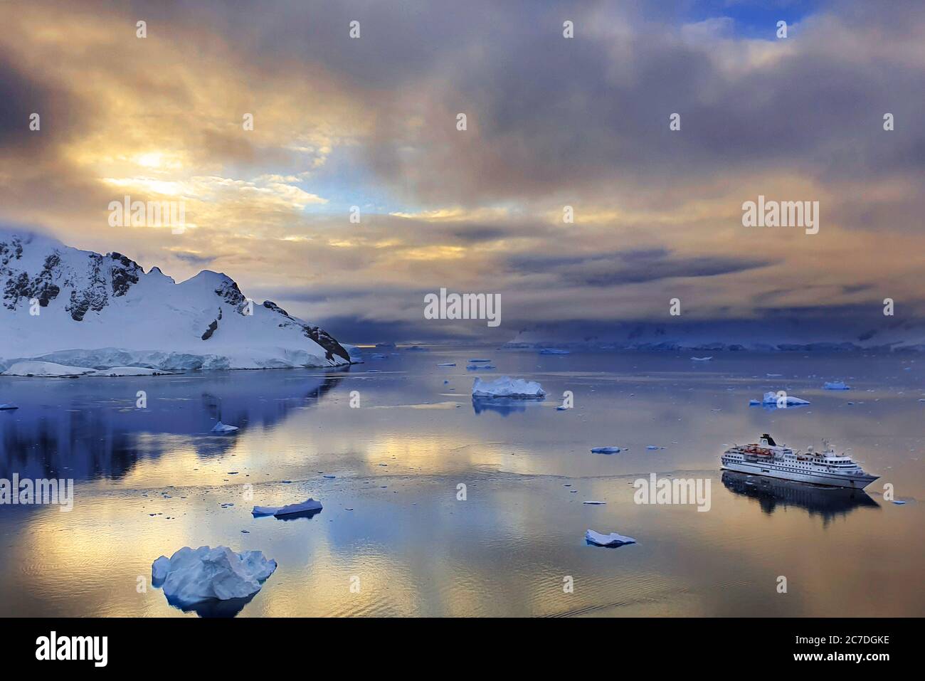 Vista dalla stazione di Almirante Brown base estiva argentina nella Penisola Antartica regioni polari Antartide, Antartide, Paradise Harbor aka Parad Foto Stock